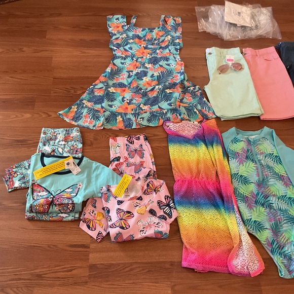 **SOLD ** Colorful Kids Clothing Bundle - Picture 16 of 16
